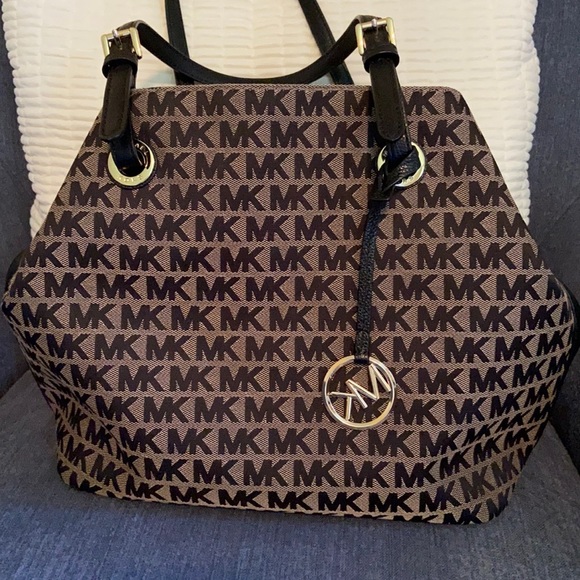 Michael Kors Handbags - Michael Kors shoulder bag. Like new!! EUC